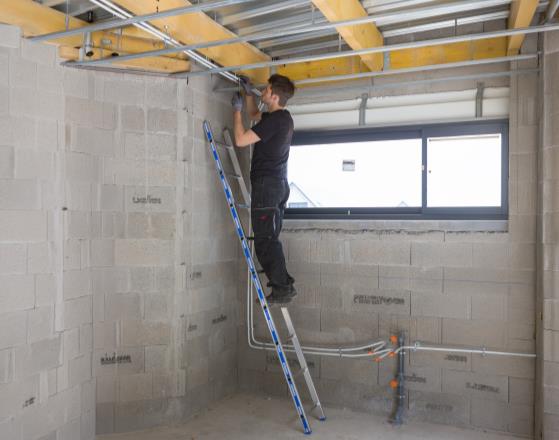 Échelle utilisée pour des travaux dans un garage